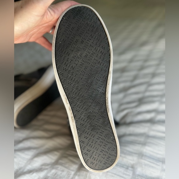 Gray velvet Nine West ankle boots embellished buckles Side zip womens 8 holiday - Picture 5 of 7